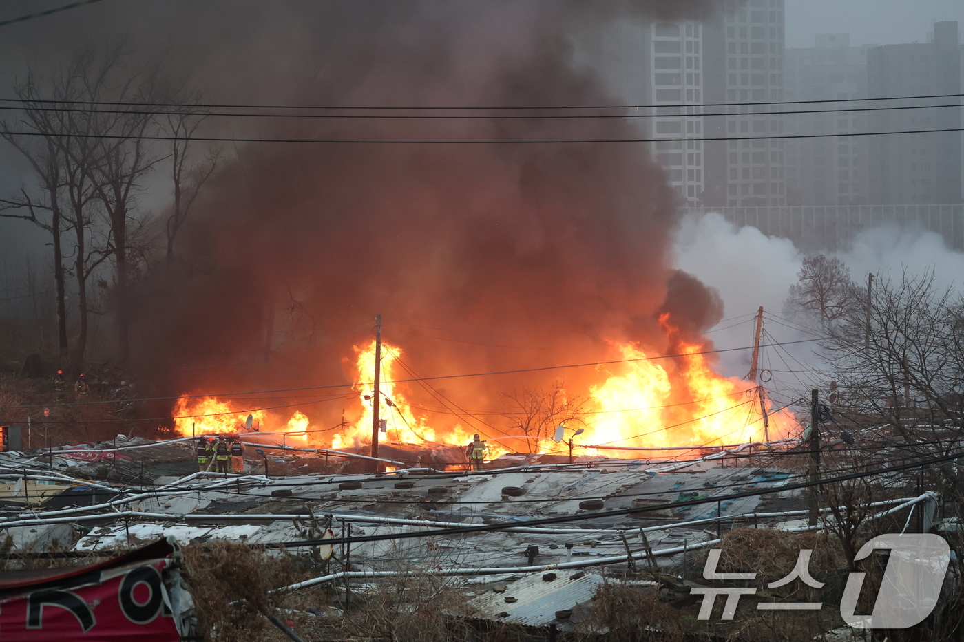 (서울 김진환 기자 = 16일 오전 서울 강남구 개포동 구룡마을에서 불이나 출동한 소방대원들이 진화작업을 벌이고 있다. 2026.1.16/뉴스1
