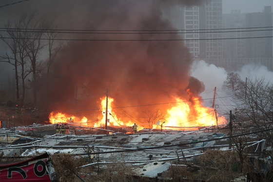 검은 연기 내뿜는 구룡마을