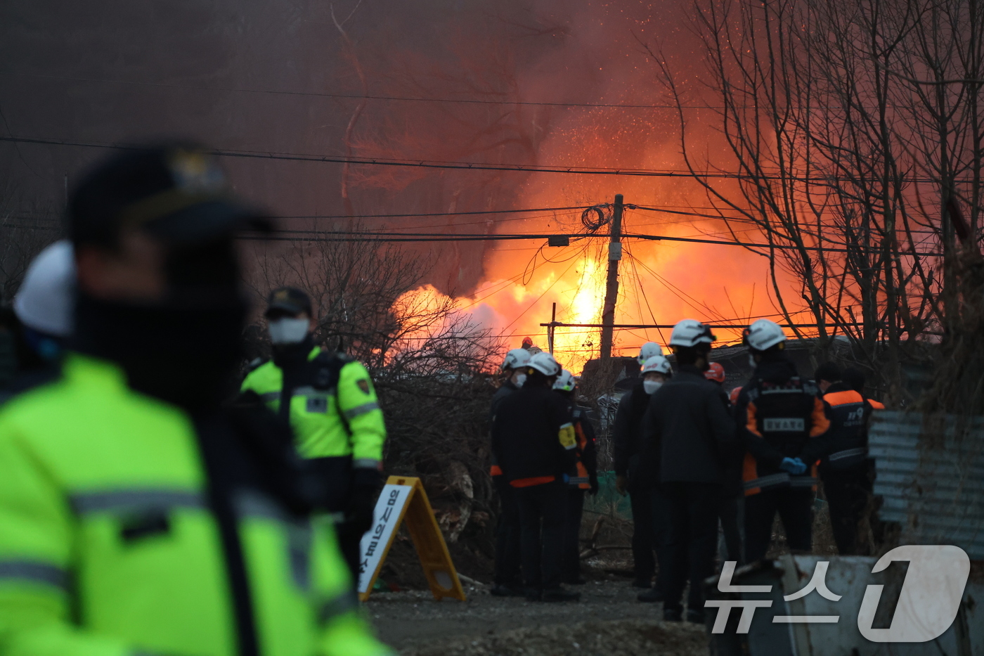 (서울=뉴스1 김진환 기자 = 16일 오전 서울 강남구 개포동 구룡마을에서 불이나 출동한 소방대원들이 진화작업을 벌이고 있다. 2026.1.16/뉴스1