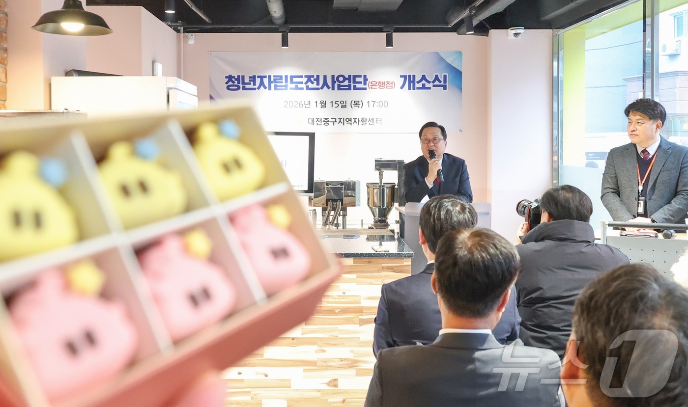 (대전=뉴스1) 이동원 기자 = 대전시는 15일‘꿈돌이 호두과자’ 3호 은행점을 개소했다.꿈돌이 호두과자 3호점은 성심당에서 도보 약 6분 거리에 위치해, 성심당을 찾는 외부 관광 …