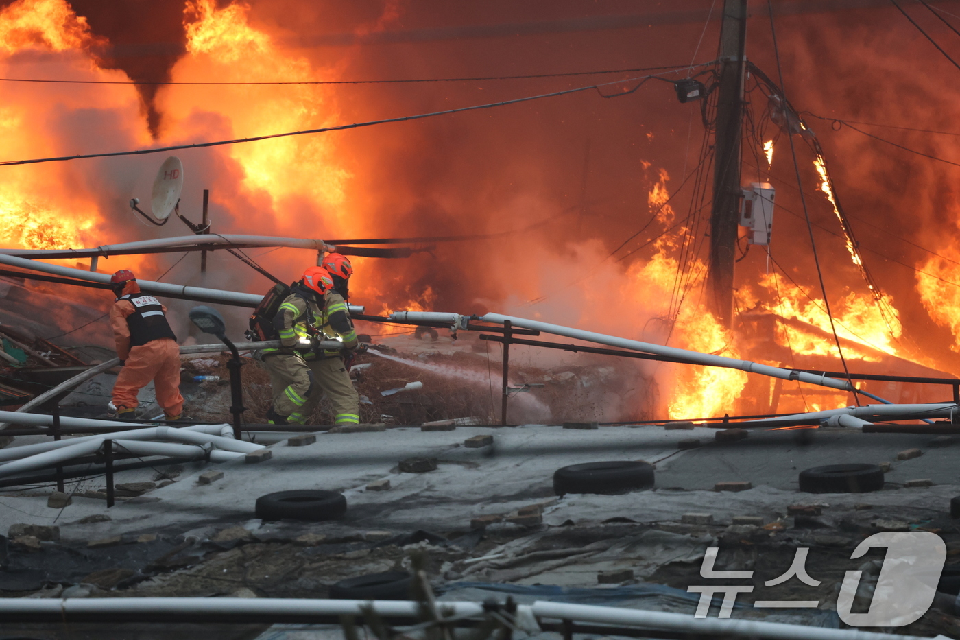 (서울=뉴스1) 김진환 기자 = 16일 오전 서울 강남구 개포동 구룡마을에서 불이나 출동한 소방대원들이 진화작업을 벌이고 있다. 2026.1.16/뉴스1