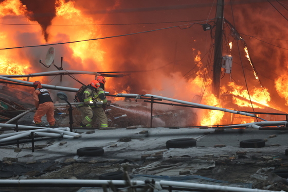 '구룡마을 화재' 전신주까지 옮겨붙은 불