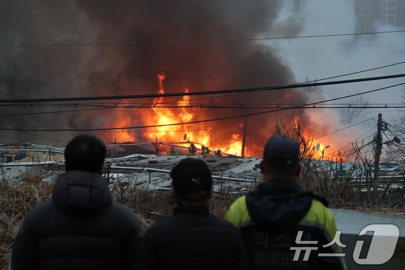 (서울=뉴스1) 김진환 기자 = 16일 오전 서울 강남구 개포동 구룡마을에서 불이나 출동한 소방대원들이 진화작업을 벌이고 있다. 2026.1.16/뉴스1