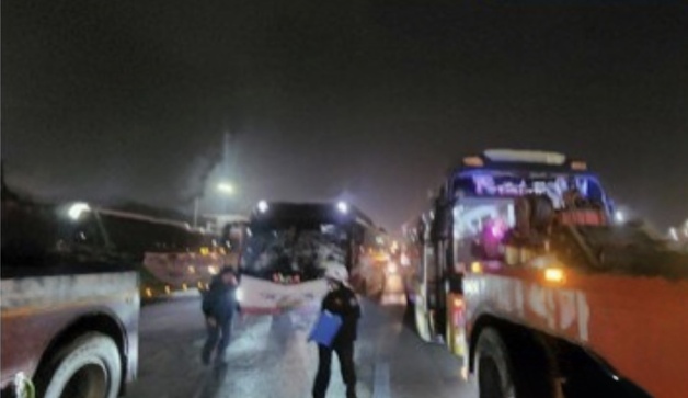 경부고속도로 판교JC 부근서 고속버스 3대 연쇄 추돌…13명 부상