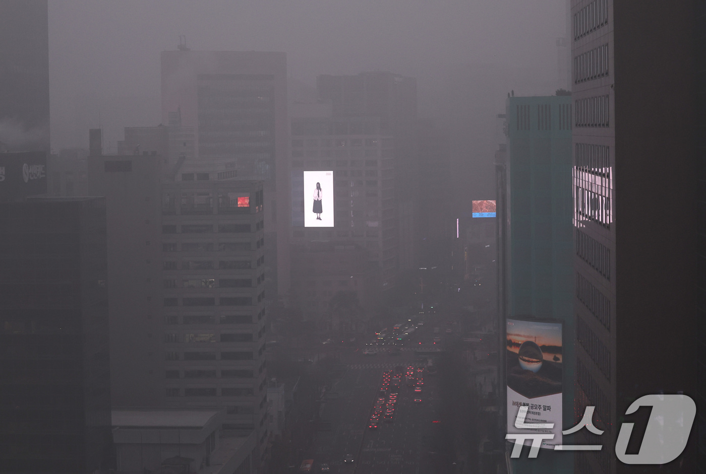 (서울=뉴스1) 구윤성 기자 = 16일 오전 서울 을지로 일대가 미세먼지로 뿌옇다.  2026.1.16/뉴스1