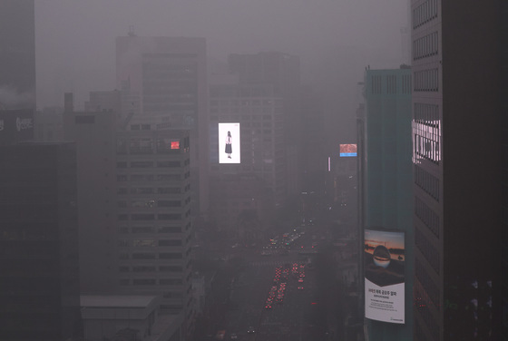 미세먼지로 뿌연 서울 시내