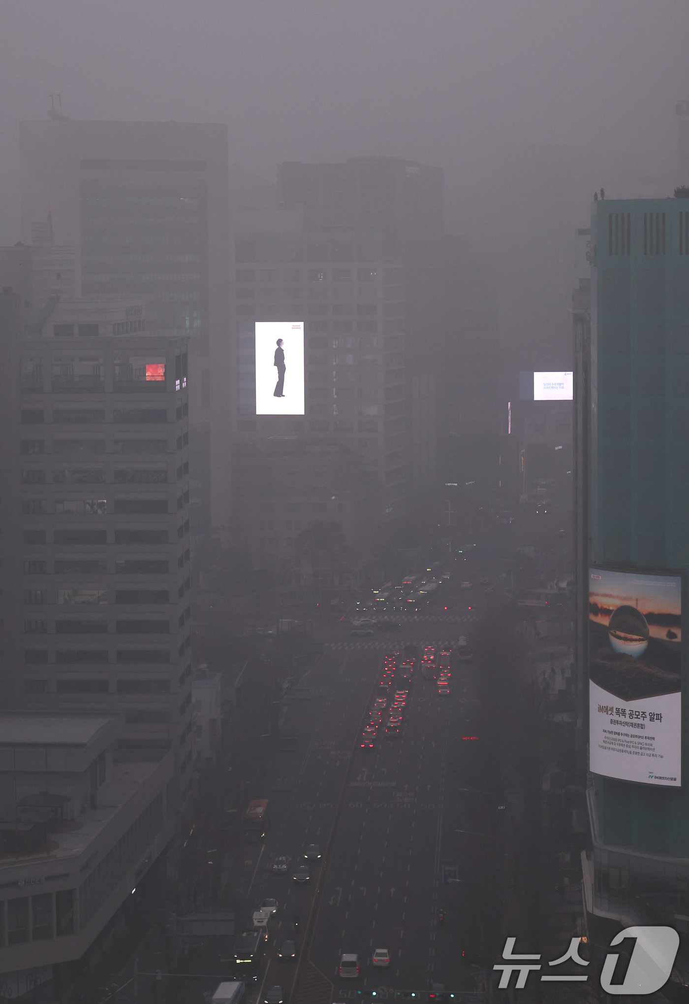 (서울=뉴스1) 구윤성 기자 = 16일 오전 서울 을지로 일대가 미세먼지로 뿌옇다.  2026.1.16/뉴스1