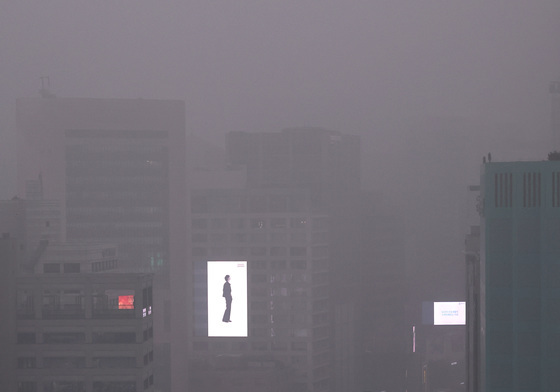 미세먼지로 뿌연 서울 도심