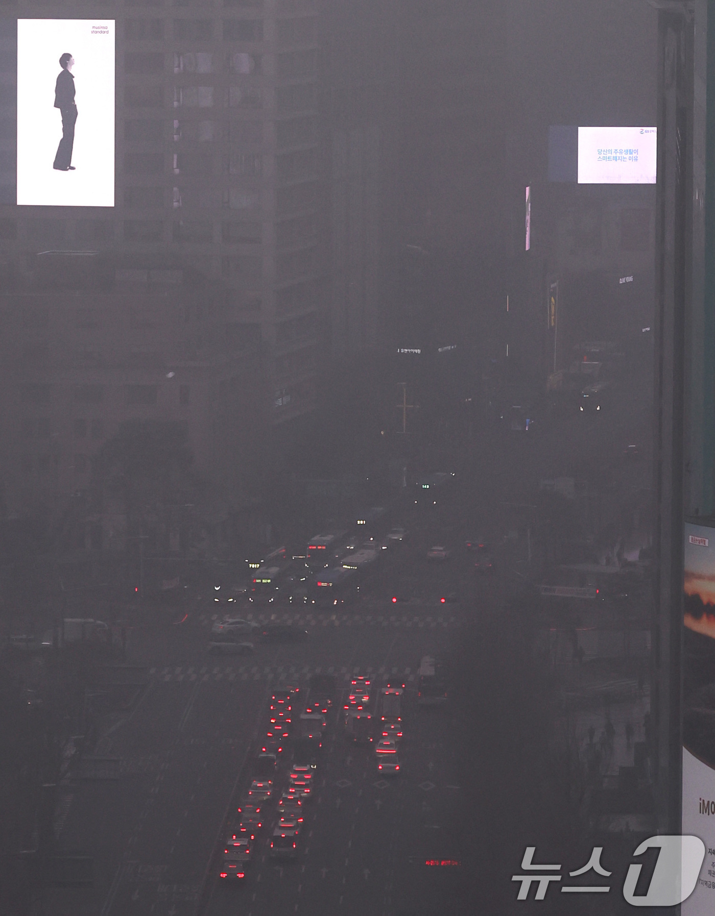 (서울=뉴스1) 구윤성 기자 = 16일 오전 서울 을지로 일대가 미세먼지로 뿌옇다.  2026.1.16/뉴스1