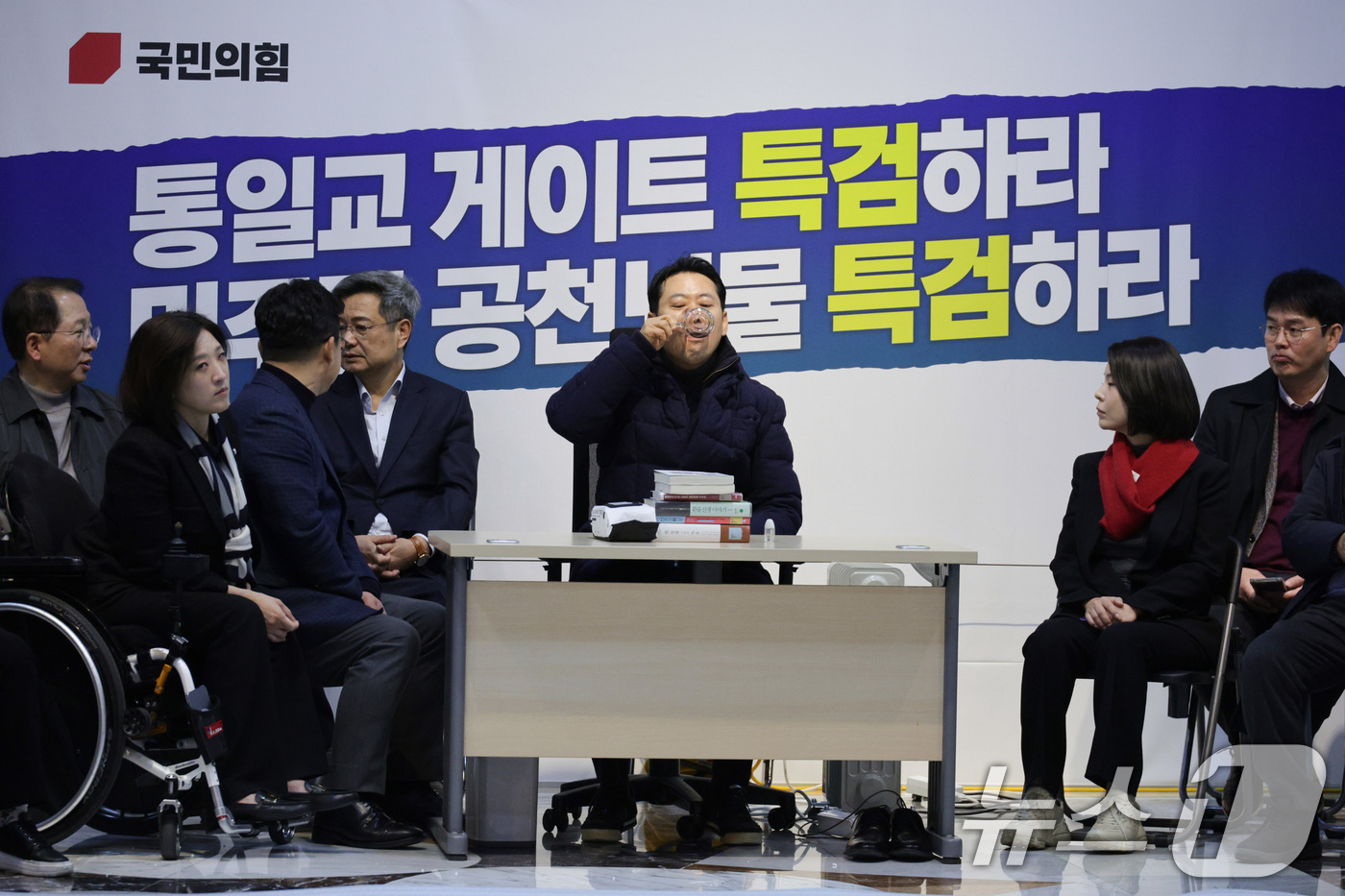 (서울=뉴스1) 신웅수 기자 = 더불어민주당의 통일교 및 공천뇌물 특검 수용을 촉구하며 단식에 돌입한 장동혁 국민의힘 대표가 16일 서울 여의도 국회 로텐더홀에서 목을 축이고 있다 …