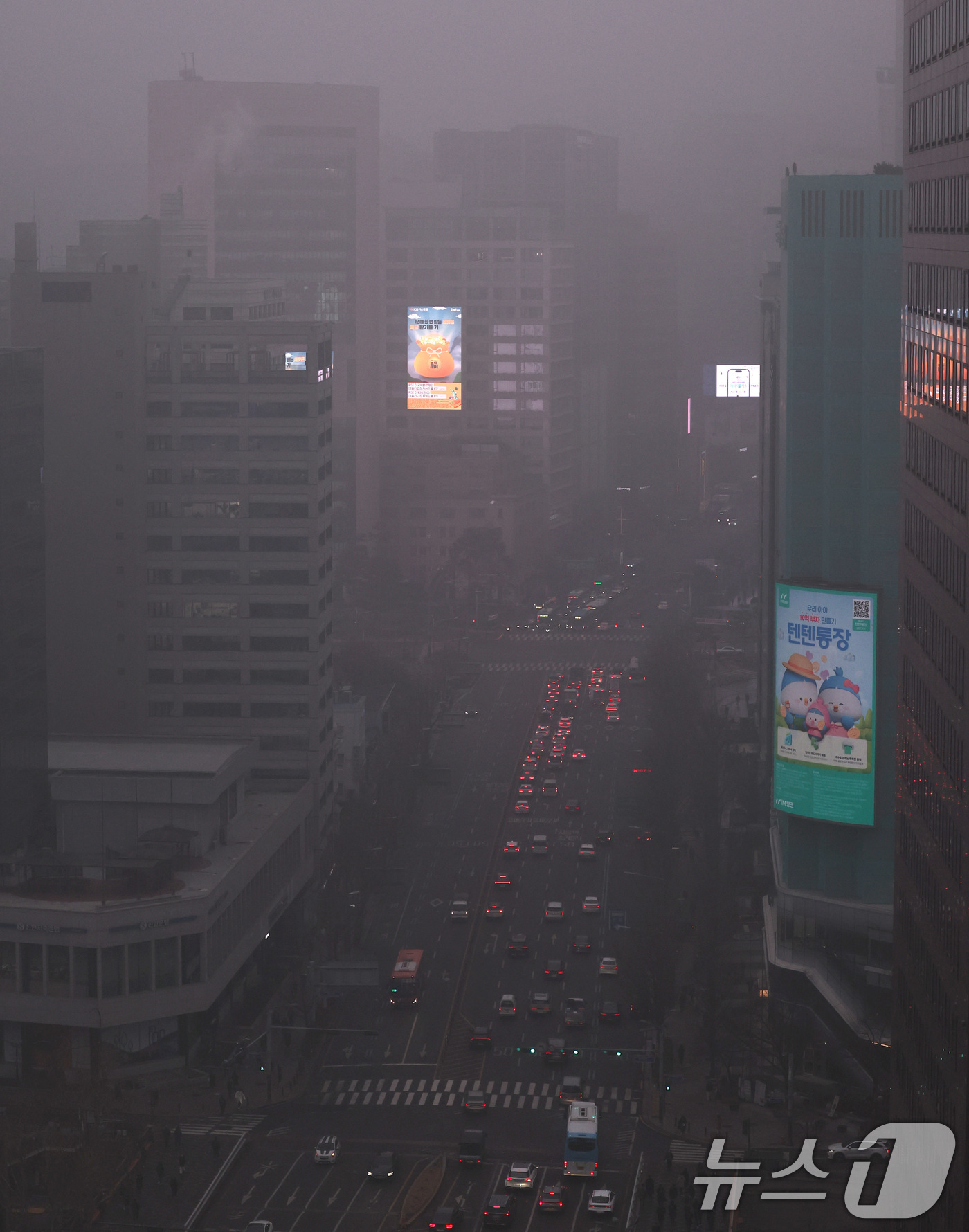 (서울=뉴스1) 구윤성 기자 = 16일 오전 서울 을지로 일대가 미세먼지로 뿌옇다.  2026.1.16/뉴스1