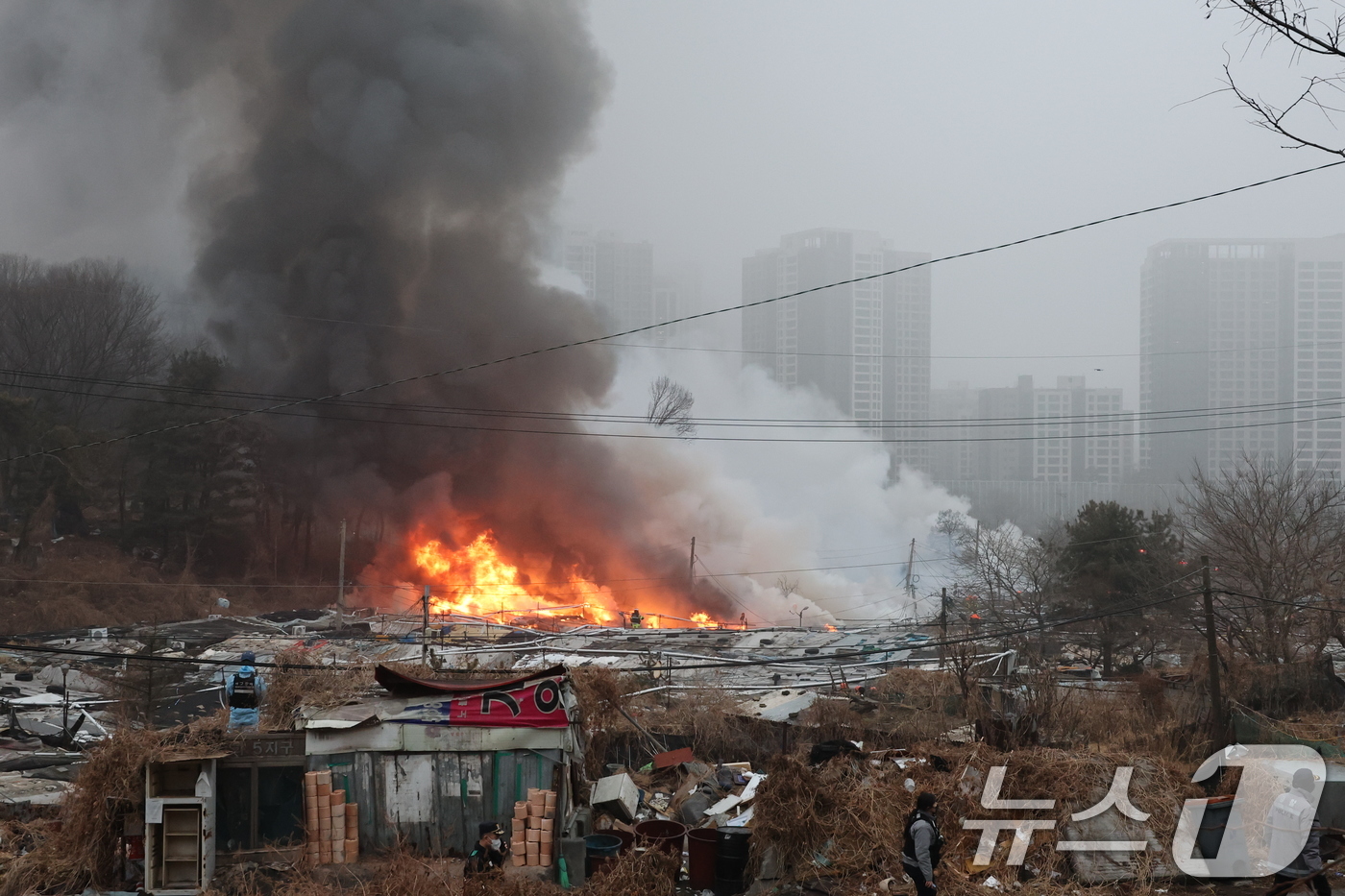 (서울=뉴스1) 김진환 기자 = 16일 오전 서울 강남구 개포동 구룡마을에 불길이 번지고 있다. 2026.1.16/뉴스1
