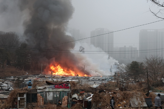 불길 번지는 구룡마을