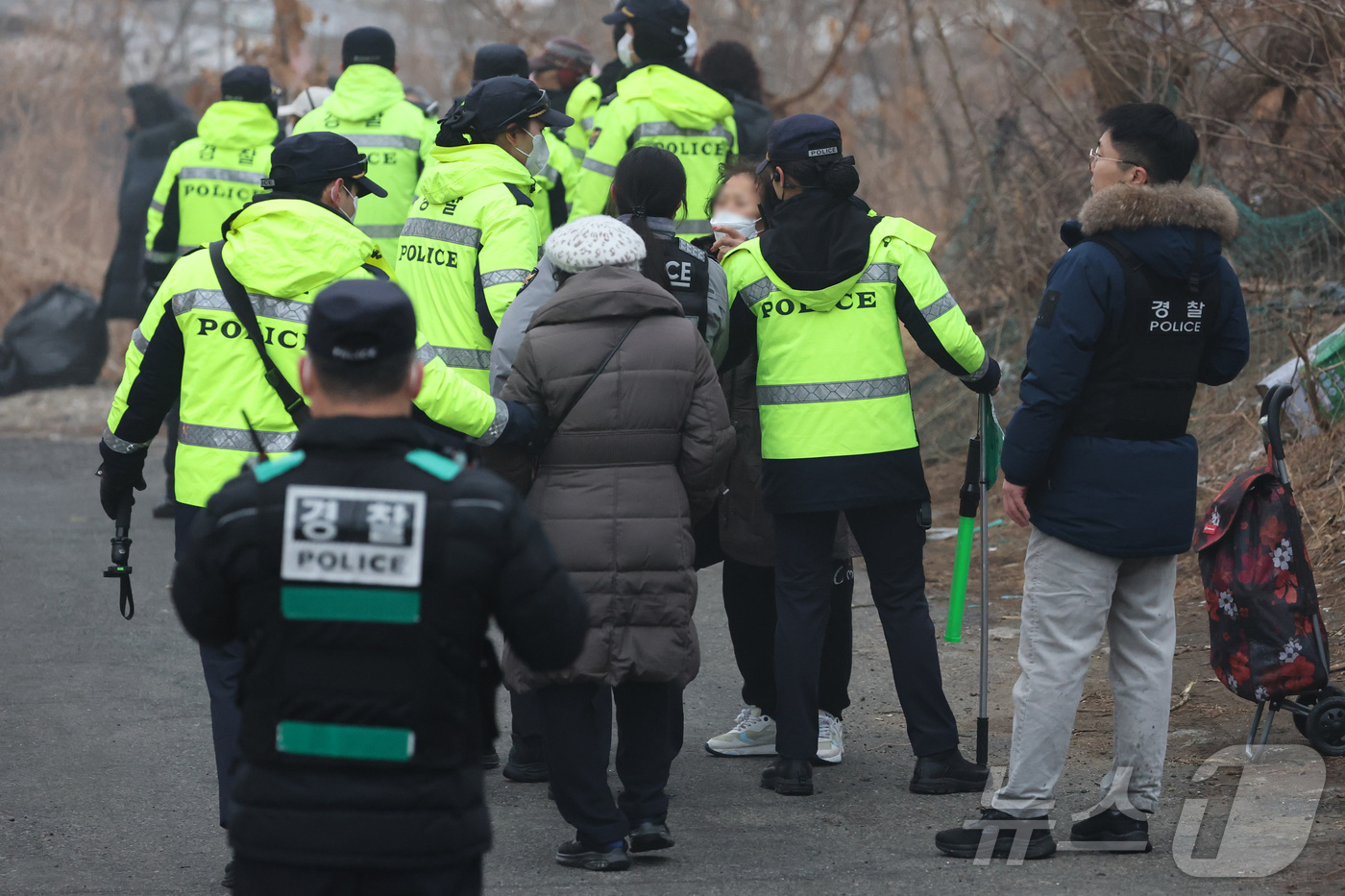 (서울=뉴스1) 김진환 기자 = 16일 오전 서울 강남구 개포동 구룡마을에서 발생한 화재로 경찰이 마을 주민들을 대피시키고 있다.