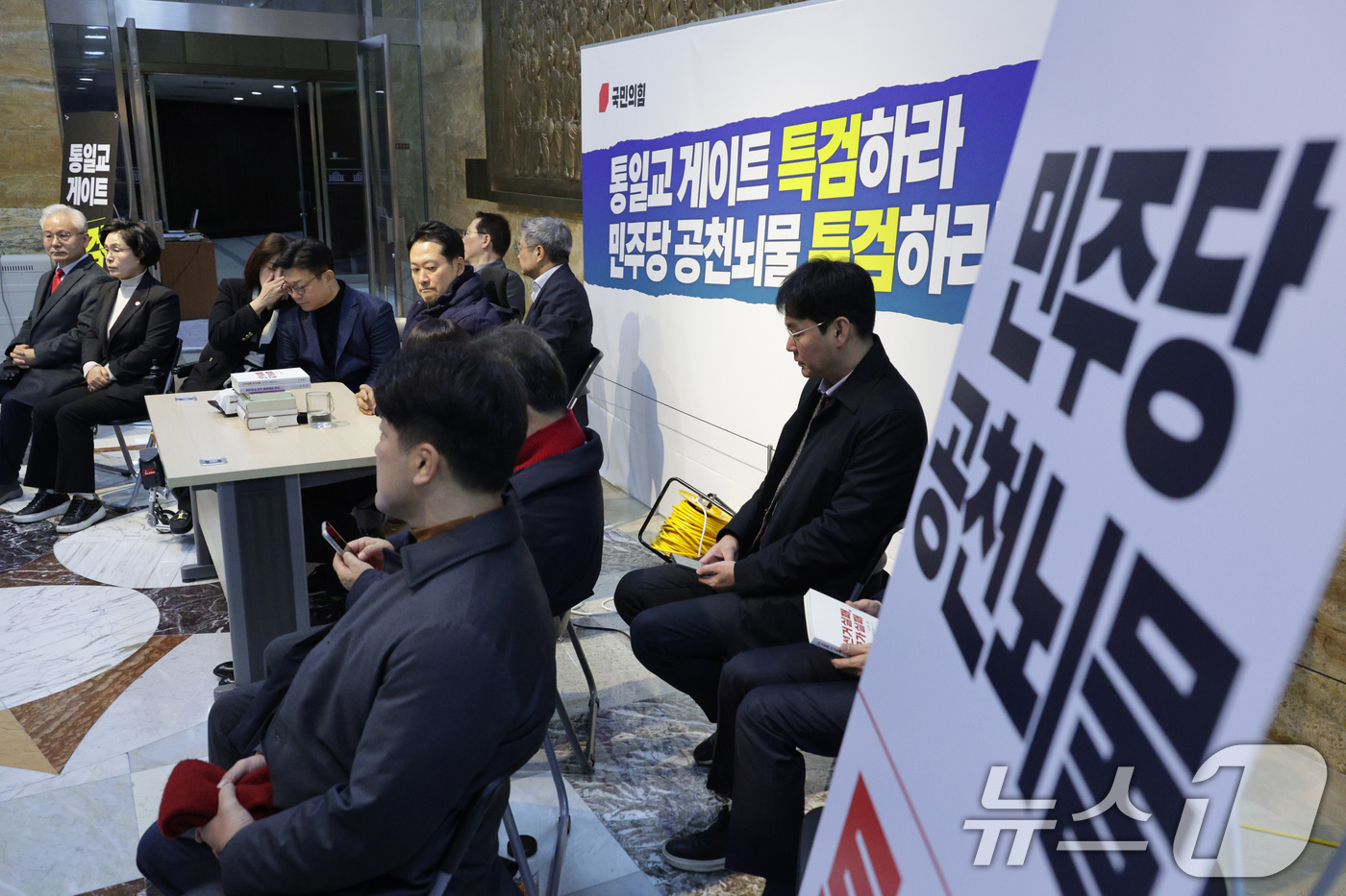 (서울=뉴스1) 신웅수 기자 = 장동혁 국민의힘 대표가 16일 서울 여의도 국회 로텐더홀에서 더불어민주당의 통일교 및 공천뇌물 특검 수용을 촉구하며 단식을 하고 있다. 2026.1 …