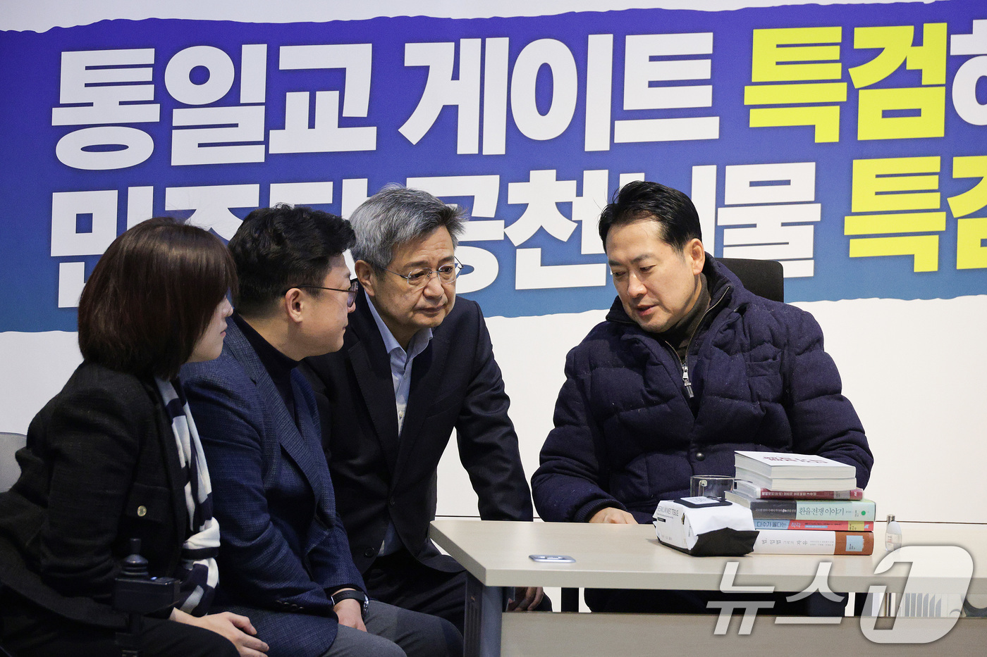 (서울=뉴스1) 신웅수 기자 = 더불어민주당의 통일교 및 공천뇌물 특검 수용을 촉구하며 단식에 돌입한 장동혁 국민의힘 대표가 16일 서울 여의도 국회 로텐더홀에서 의원들과 대화하고 …