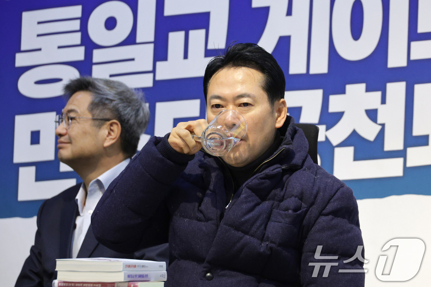 (서울=뉴스1) 신웅수 기자 = 더불어민주당의 통일교 및 공천뇌물 특검 수용을 촉구하며 단식에 돌입한 장동혁 국민의힘 대표가 16일 서울 여의도 국회 로텐더홀에서 목을 축이고 있다 …