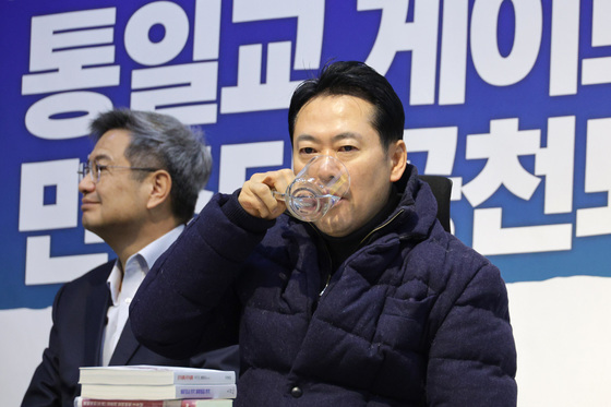 목 축이는 장동혁