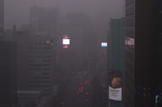 미세먼지로 뿌연 서울 시내