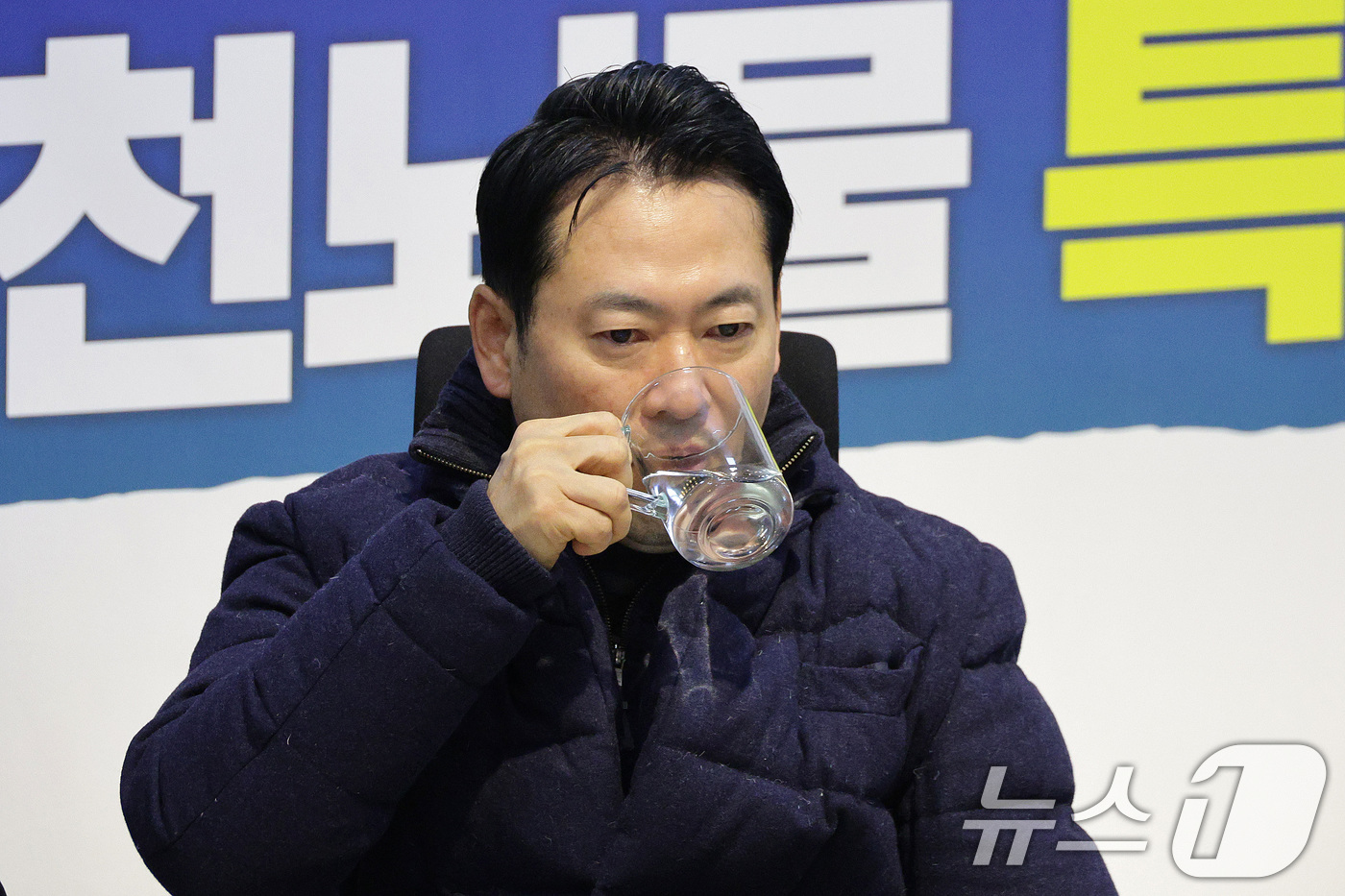 (서울=뉴스1) 신웅수 기자 = 장동혁 국민의힘 대표가 16일 서울 여의도 국회 로텐더홀에서 더불어민주당의 통일교 및 공천뇌물 특검 수용을 촉구하며 단식을 하고 있다. 2026.1 …