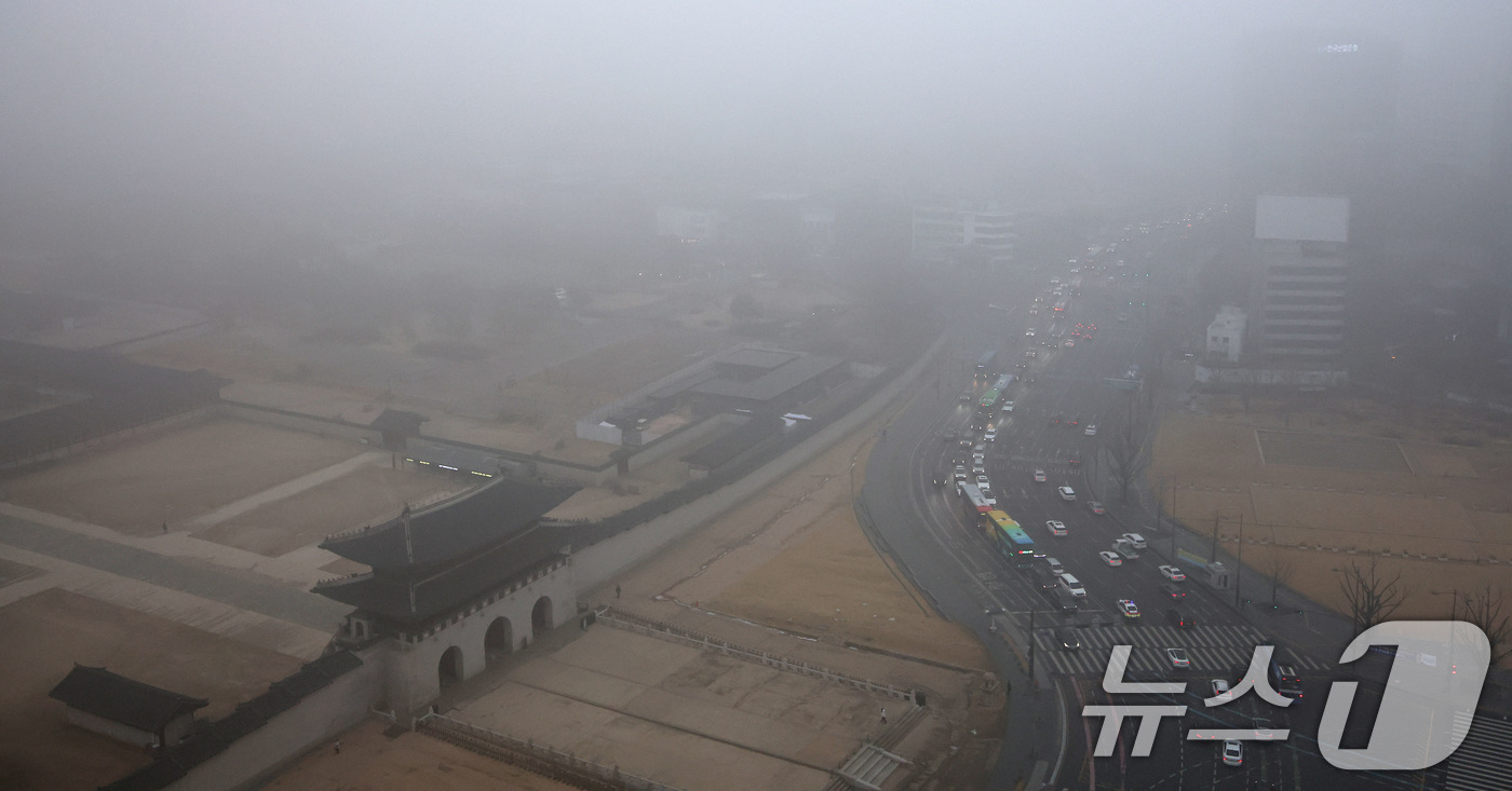 (서울=뉴스1) 임세영 기자 = 16일 서울 종로구 경복궁 인근이 초미세먼지와 짙은 안개로 뿌옇게 보이고 있다. 2026.1.16/뉴스1