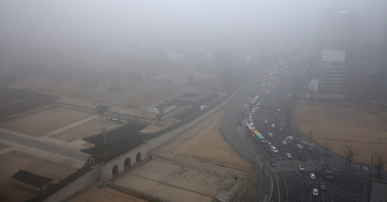 미세먼지와 안개로 뒤덮인 도심