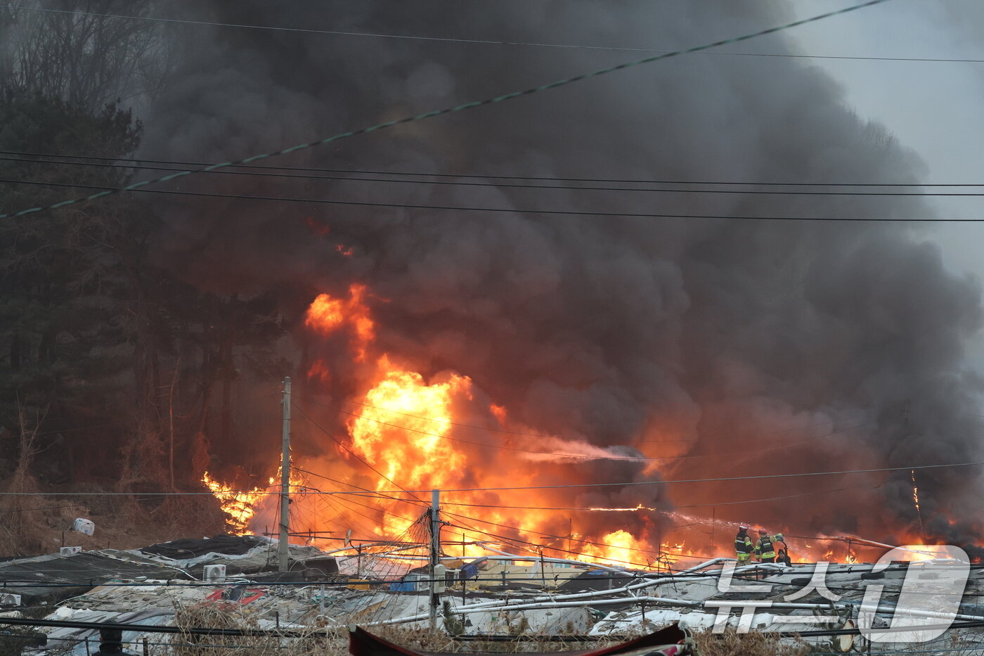 본문 이미지 - 16일 오전 서울 강남구 개포동 구룡마을에서 불이나 출동한 소방대원들이 화재진압을 하고 있다. ⓒ News1 김진환 기자