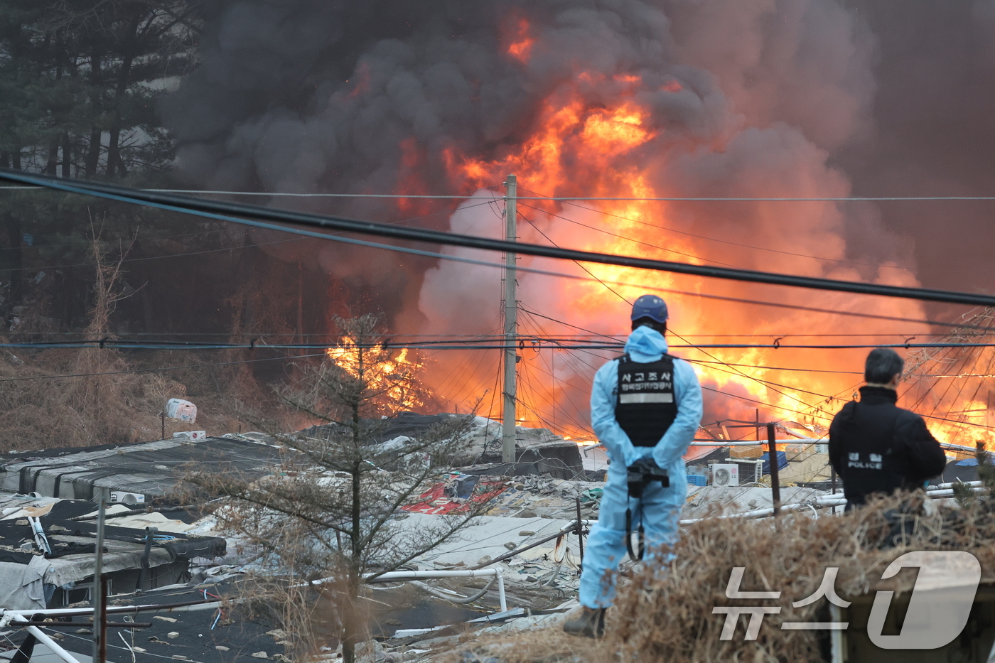 (서울=뉴스1) 김진환 기자 = 16일 오전 서울 강남구 개포동 구룡마을에 불길이 번지고 있다.