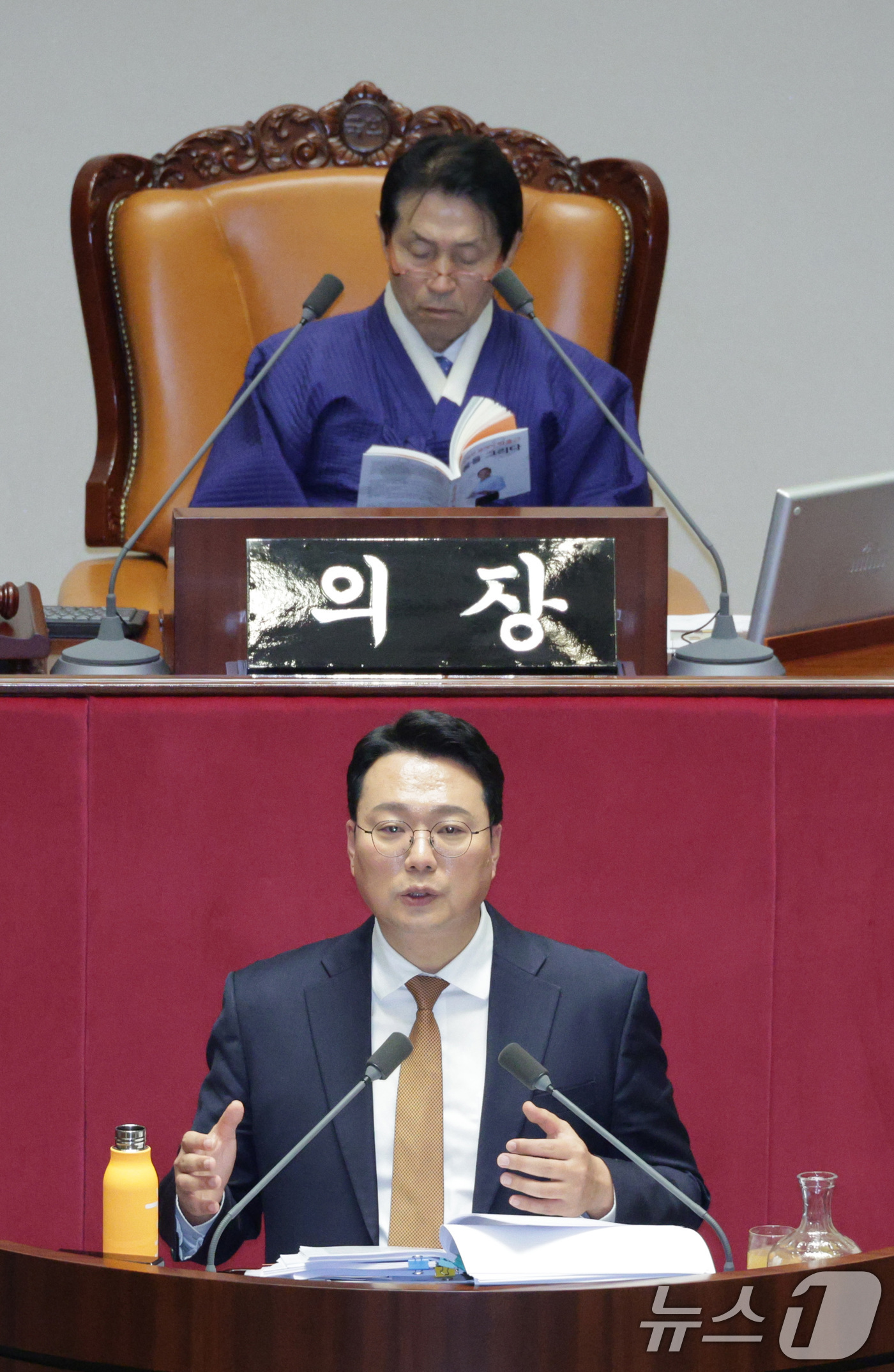 (서울=뉴스1) 신웅수 기자 = 천하람 개혁신당 원내대표가 16일 서울 여의도 국회에서 열린 제431회 국회(임시회) 제1차 본회의에서 윤석열·김건희에 의한 내란·외환 및 국정농단 …