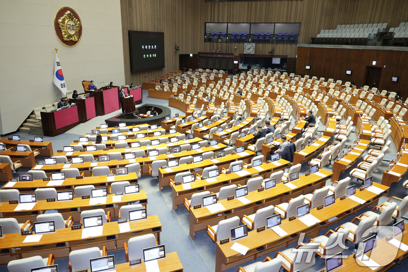 (서울=뉴스1) 신웅수 기자 = 천하람 개혁신당 원내대표가 16일 서울 여의도 국회에서 열린 제431회 국회(임시회) 제1차 본회의에서 윤석열·김건희에 의한 내란·외환 및 국정농단 …