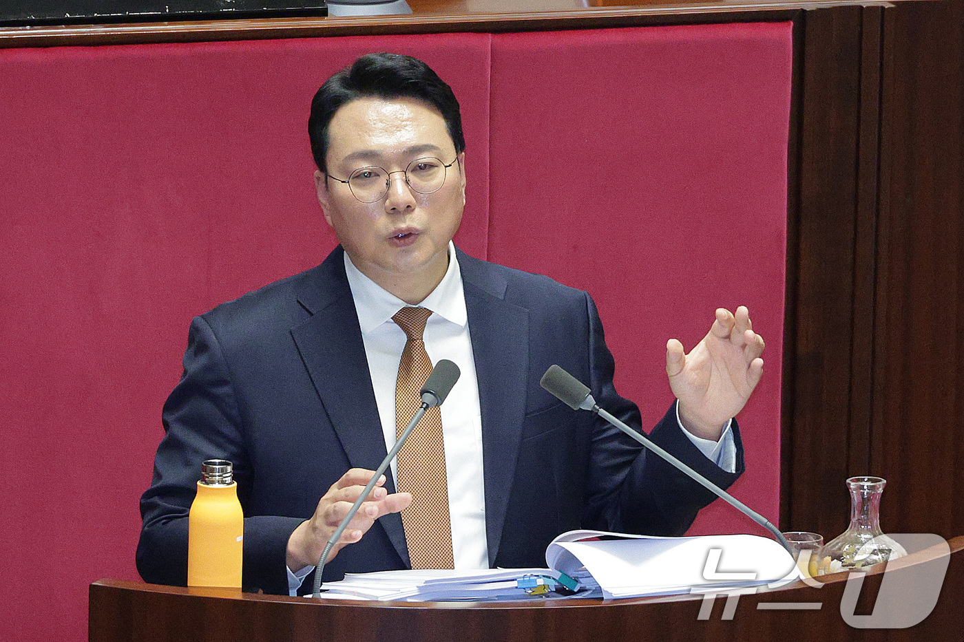 (서울=뉴스1) 신웅수 기자 = 천하람 개혁신당 원내대표가 16일 서울 여의도 국회에서 열린 제431회 국회(임시회) 제1차 본회의에서 윤석열·김건희에 의한 내란·외환 및 국정농단 …