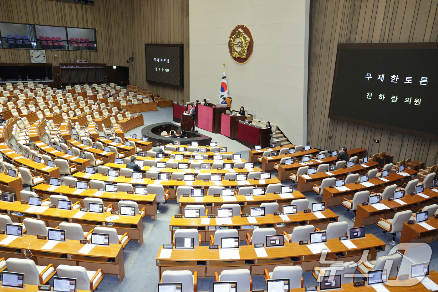 (서울=뉴스1) 신웅수 기자 = 천하람 개혁신당 원내대표가 16일 서울 여의도 국회에서 열린 제431회 국회(임시회) 제1차 본회의에서 윤석열·김건희에 의한 내란·외환 및 국정농단 …