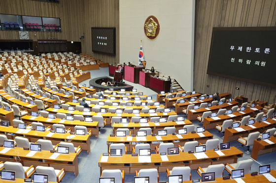 텅 빈 본회의장 속 무제한 토론