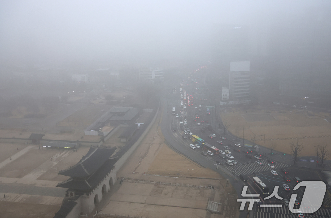(서울=뉴스1) 임세영 기자 = 16일 서울 종로구 경복궁 인근이 초미세먼지와 짙은 안개로 뿌옇게 보이고 있다. 2026.1.16/뉴스1