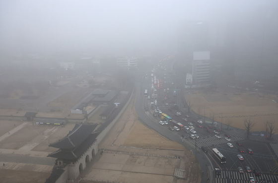 미세먼지와 안개에 갇힌 도심