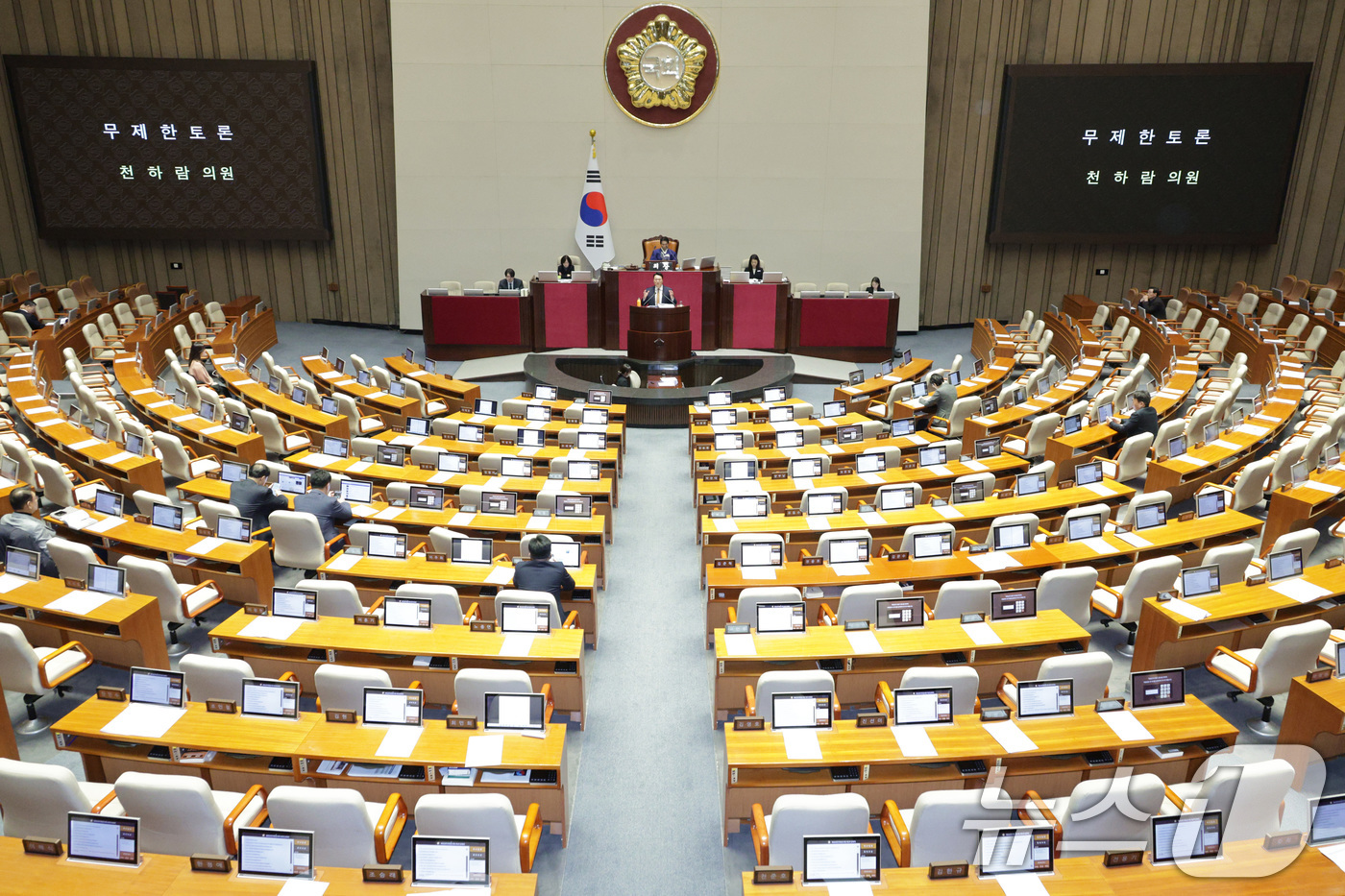 (서울=뉴스1) 신웅수 기자 = 천하람 개혁신당 원내대표가 16일 서울 여의도 국회에서 열린 제431회 국회(임시회) 제1차 본회의에서 윤석열·김건희에 의한 내란·외환 및 국정농단 …