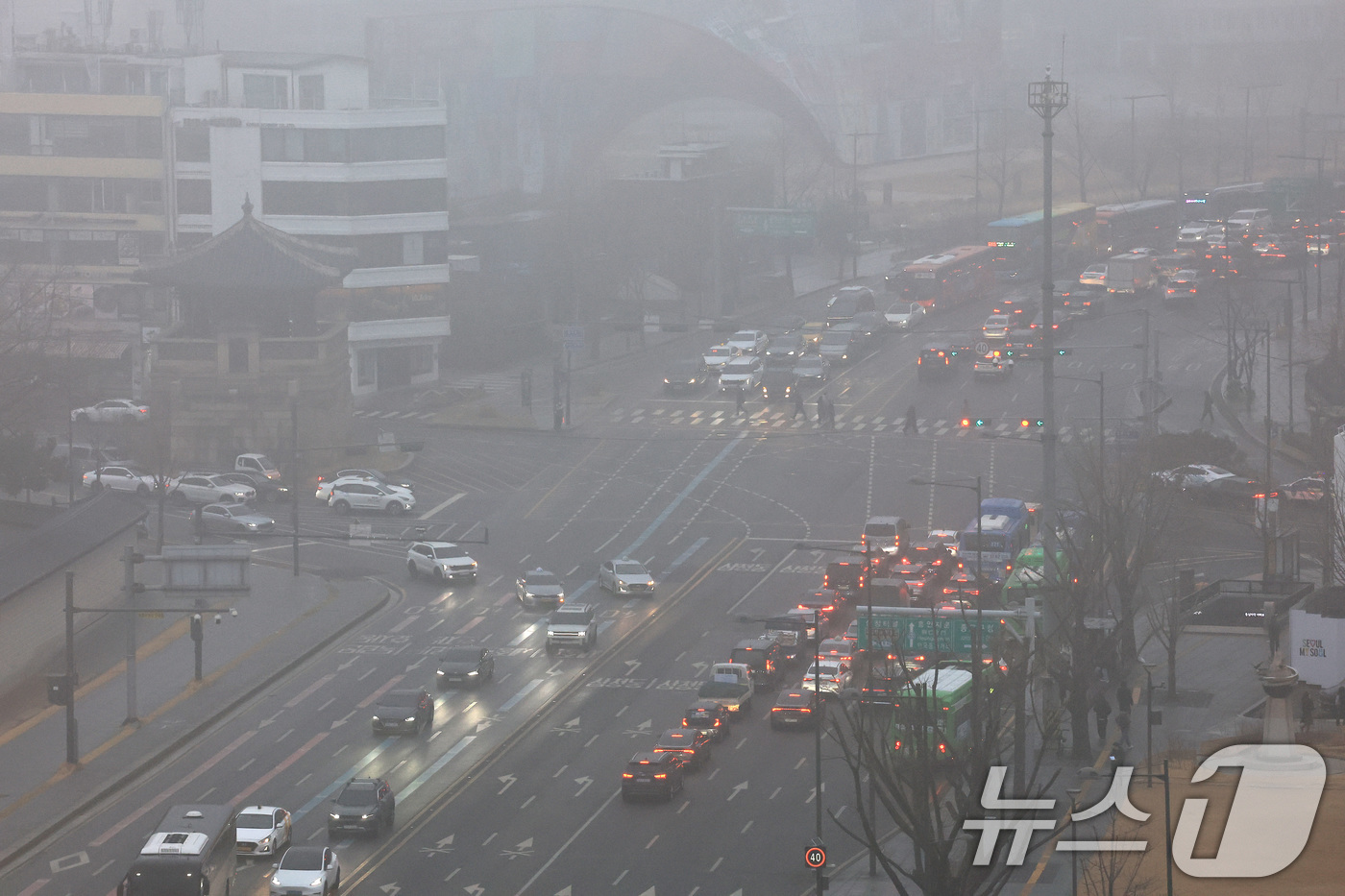 (서울=뉴스1) 임세영 기자 = 16일 서울 종로구 경복궁 교차로 인근이 초미세먼지와 짙은 안개로 뿌옇게 보이고 있다. 2026.1.16/뉴스1