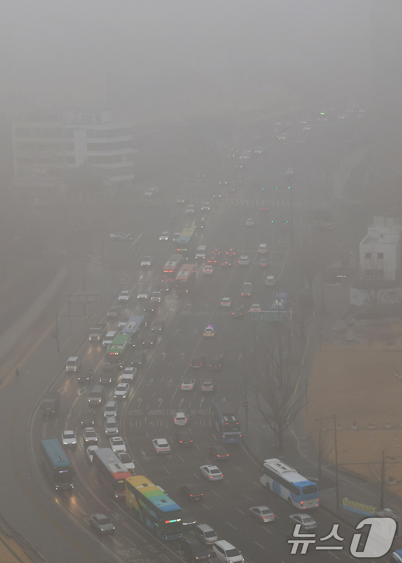 (서울=뉴스1) 임세영 기자 = 16일 서울 종로구 경복궁 인근이 초미세먼지와 짙은 안개로 뿌옇게 보이고 있다. 2026.1.16/뉴스1