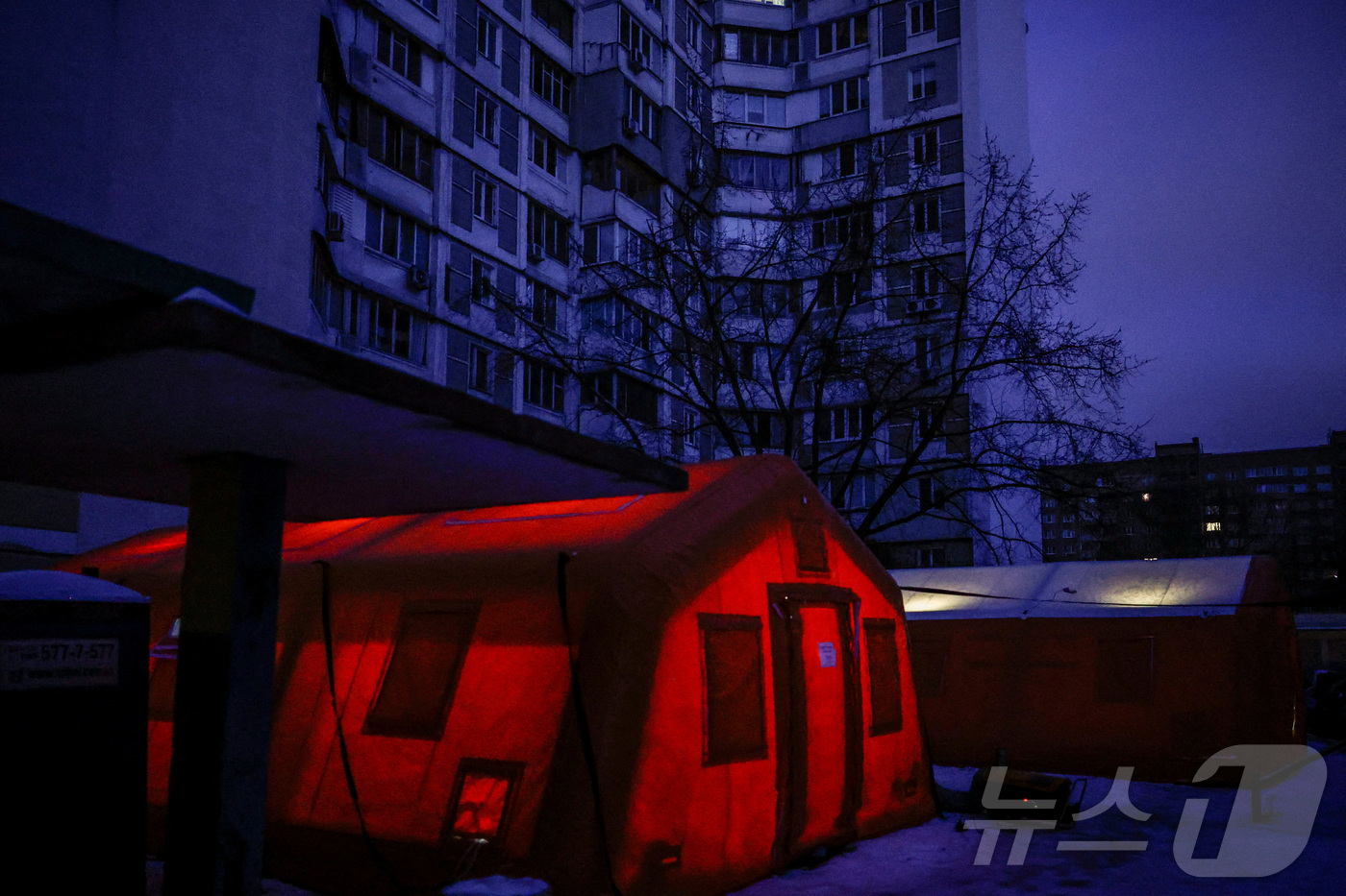 (키이우 로이터=뉴스1) 양은하 기자 = 12일(현지시간) 러시아의 미사일·드론 공격으로 주요 민간 인프라가 타격을 입은 이후 정전이 발생한 우크라이나 키이우. 2026. 01. …