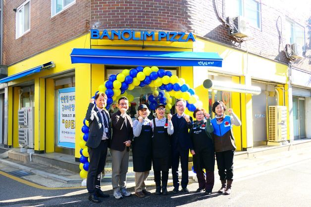 반올림피자 서울금하마을점 오픈…시니어 일자리 창출