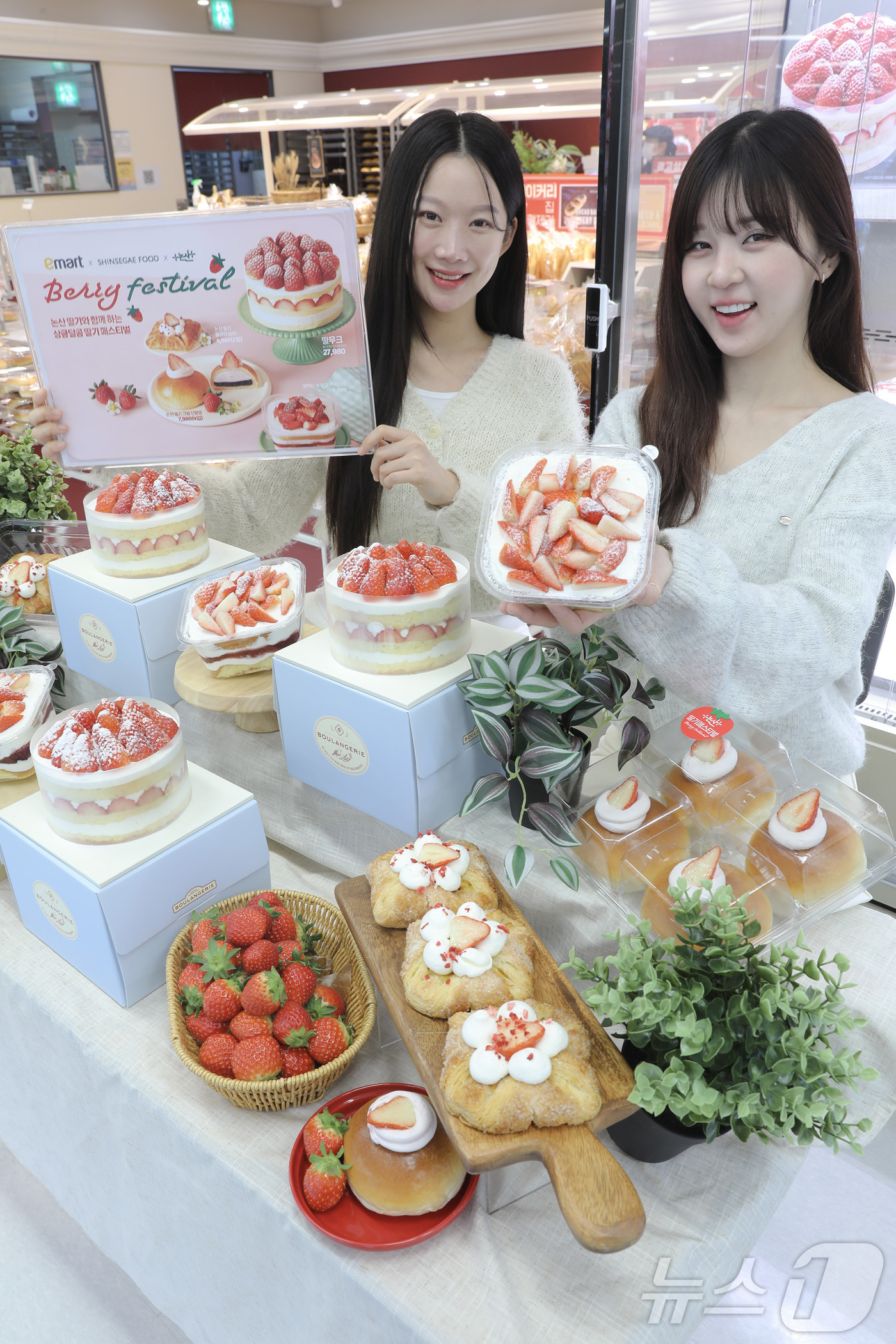 (서울=뉴스1) = 이마트가 오는 3월까지 겨울 제철을 맞은 논산 딸기를 사용한 신세계푸드의 '딸기 베이커리 5종'을 전 점포 베이커리 매장에 출시한다고 16일 밝혔다. 사진은 지 …