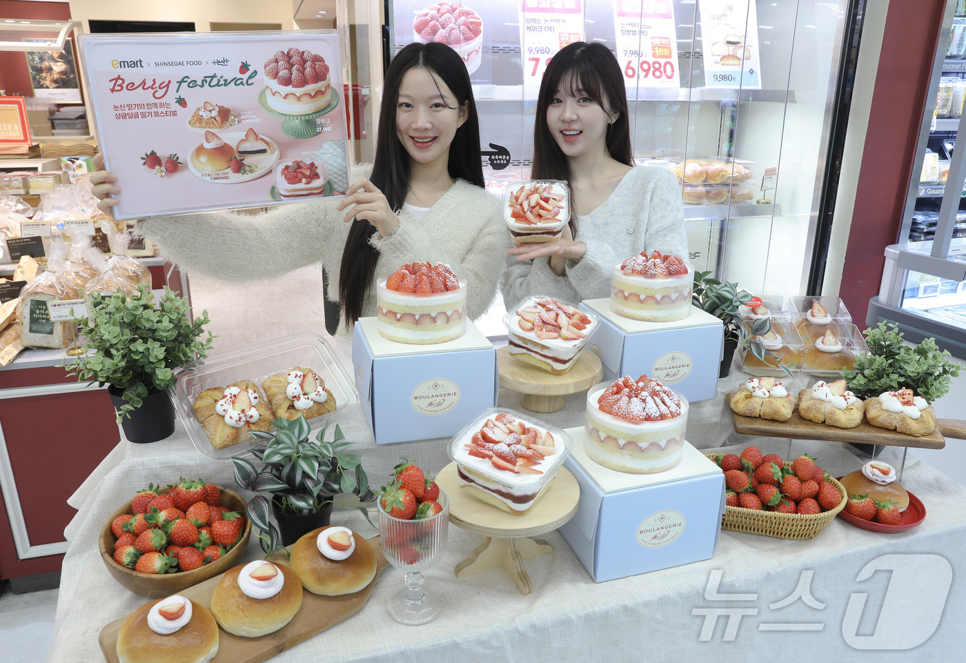 (서울=뉴스1) = 이마트가 오는 3월까지 겨울 제철을 맞은 논산 딸기를 사용한 신세계푸드의 '딸기 베이커리 5종'을 전 점포 베이커리 매장에 출시한다고 16일 밝혔다. 사진은 지 …