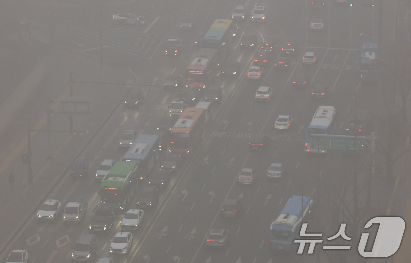 (서울=뉴스1) 임세영 기자 = 16일 서울 종로구 경복궁 인근이 초미세먼지와 짙은 안개로 뿌옇게 보이고 있다. 2026.1.16/뉴스1