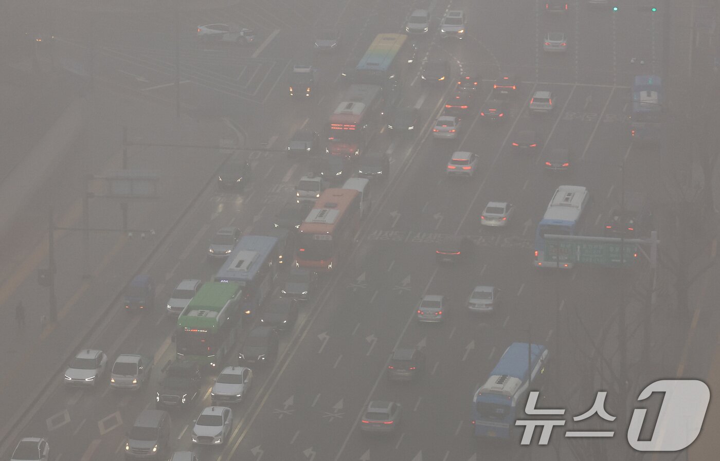 본문 이미지 - 16일 서울 종로구 경복궁 인근이 초미세먼지와 짙은 안개로 뿌옇게 보이고 있다. 2026.1.16/뉴스1 ⓒ News1 임세영 기자