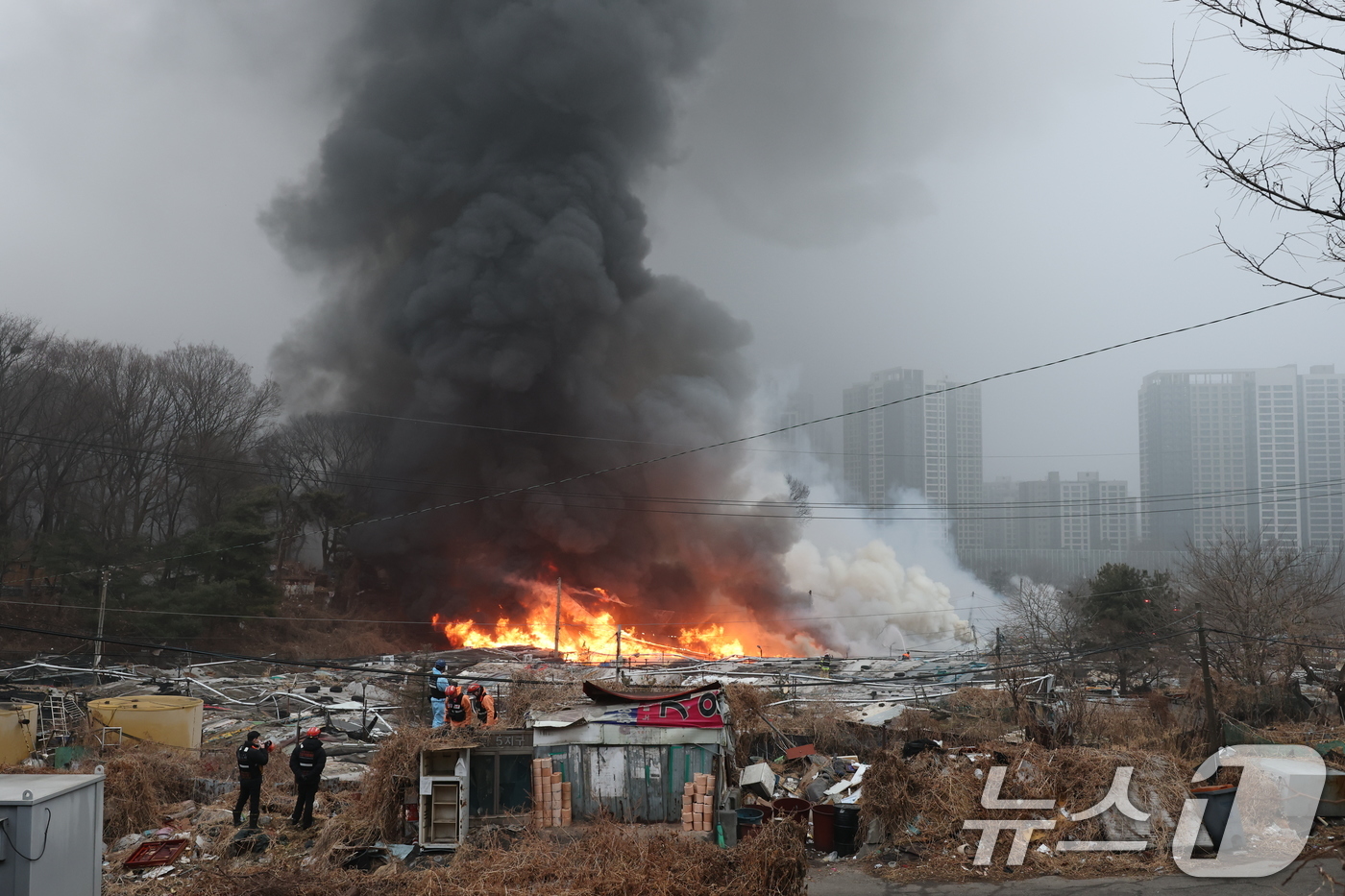 (서울=뉴스1) 김진환 기자 = 16일 오전 서울 강남구 개포동 구룡마을에서 불이나 소방대원들이 화재진압 작업을 벌이고 있다.