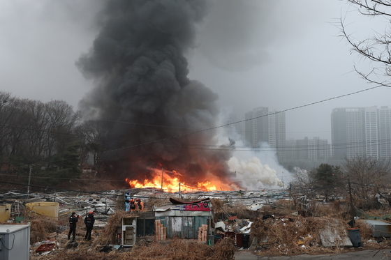 붉은 화염, 검은 연기 내뿜는 구룡마을