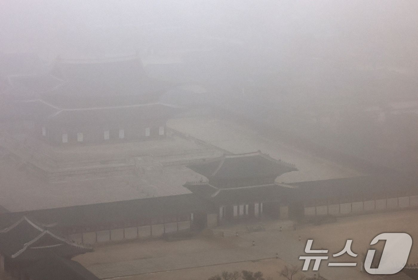 (서울=뉴스1) 임세영 기자 = 16일 서울 종로구 경복궁이 초미세먼지와 짙은 안개로 뿌옇게 보이고 있다. 2026.1.16/뉴스1