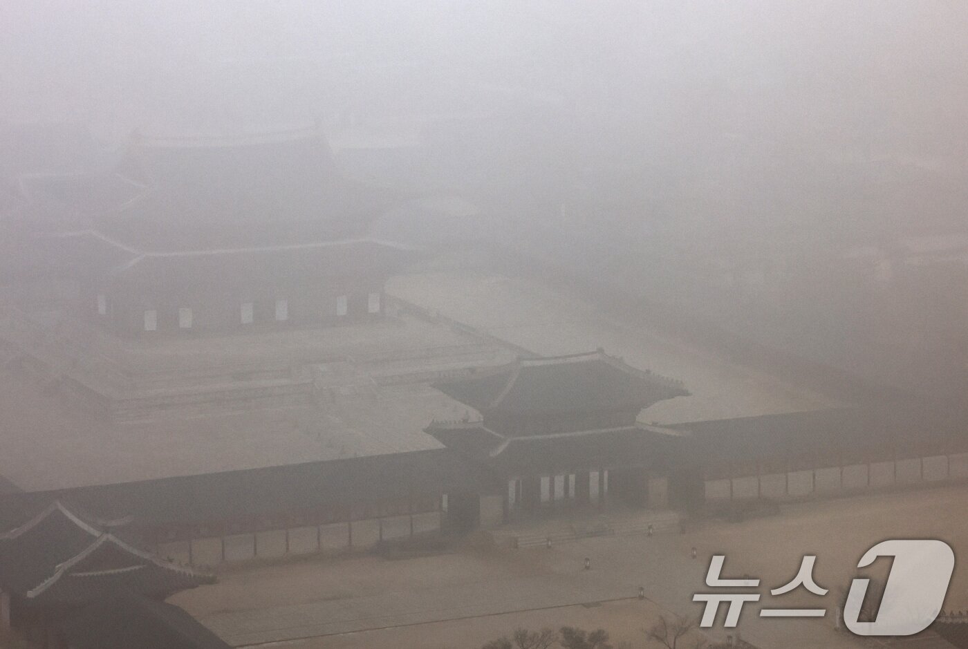 본문 이미지 - 16일 서울 종로구 경복궁이 초미세먼지와 짙은 안개로 뿌옇게 보이고 있다. 2026.1.16/뉴스1 ⓒ News1 임세영 기자