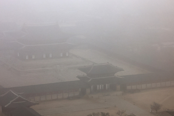 '미세먼지와 안개에 갇힌 경복궁'