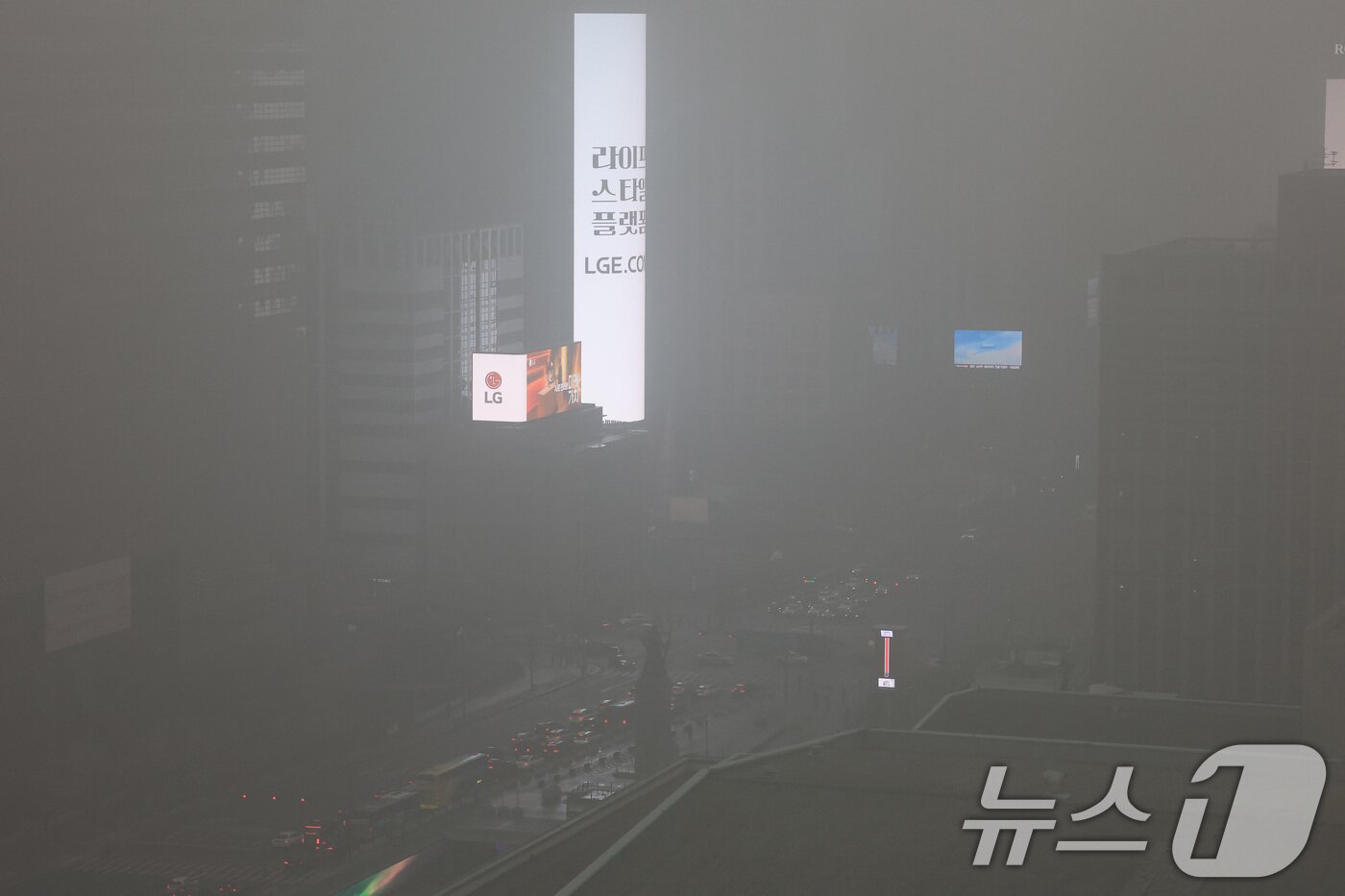 본문 이미지 - 16일 서울 종로구 광화문 네거리 인근이 초미세먼지와 짙은 안개로 뿌옇게 보이고 있다. 2026.1.16/뉴스1 ⓒ News1 임세영 기자